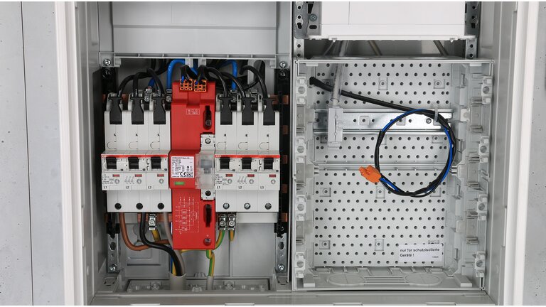 Kombi-Ableiter DEHNshield ZP zum Einsatz im Hauptstromversorgungssystem (Hausanschlusskasten) bei Gebäuden ohne äußeren Blitzschutz